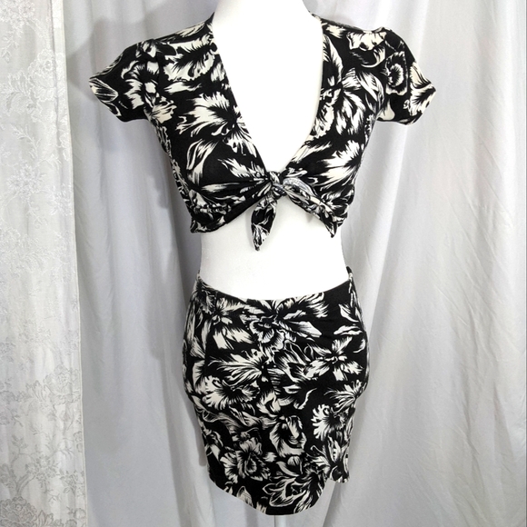 Dingolay Dresses & Skirts - Dingolay EUC floral 2 Piece skirt set crop tie top small Barbados black white